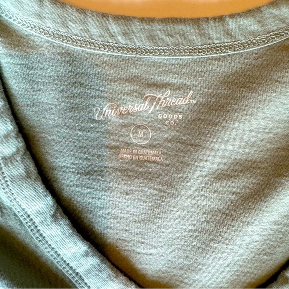 TARGET Universal Thread Women’s Short Sleeve V-Neck Tee Sage Green - Picture 2 of 3